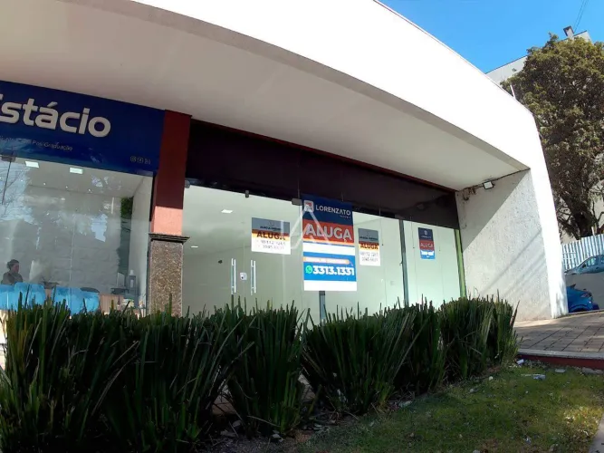 SALA COMERCIAL TÉRREA PARA LOCAÇÃO NA AVENIDA BRASIL COM 01 BANHEIRO, 01 VAGA DE GARAGEM E