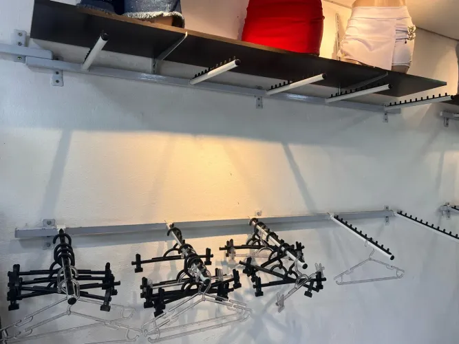 Expositor de arara inclinada kit 8 trilho 40 rt arara