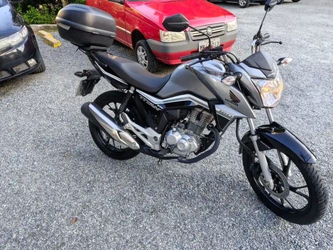 Vendo CG 160 Titan 7.950 km semi nova R$ 15.900