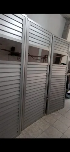 FABRICAMOS SOBRE MEDIDAS PORTAS P VESTIÁRIO PORTÕES P GARAGEM EM ALUMÍNIO FOSCO BRANCO 
