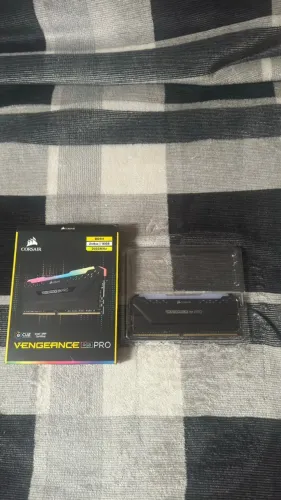Memória RAM Corsair Vengeance RGB Pro 8GB DDR4 2666MHz RGB.