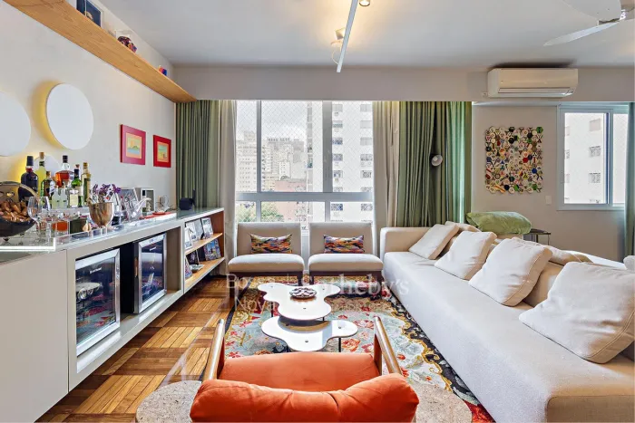 Apartamento com janelas amplas e sala reversível em edifício bem localizado