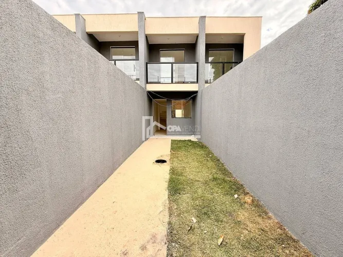 Casa à Venda no bairro Lagoinha Leblon, 2 Suítes, 2 Vagas e Quintal.