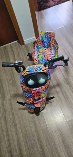 Moto elétrica para criança nova...