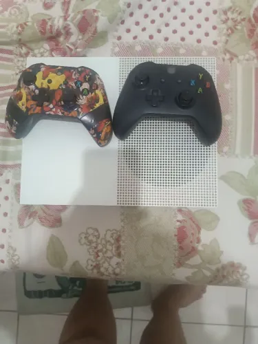 Xbox one s com 2 controles em perfeito estado 
