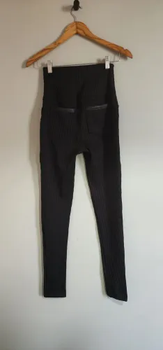 Calça Feminina Preta Canelada com Bolsos