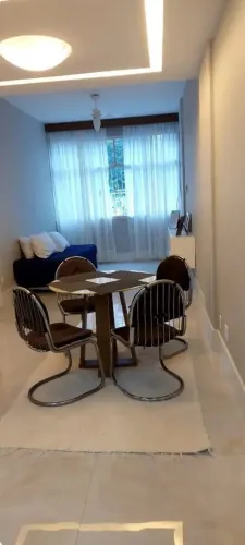 Mesa com vidro amarelo e base de madeira