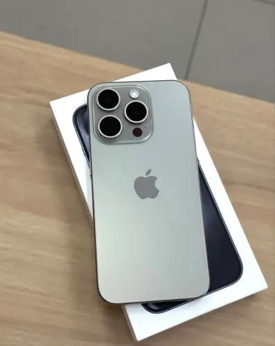 iPhone 15 Pro de 256GB com seis meses de garantia natural