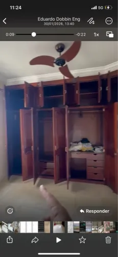 Guarda roupa de madeira 