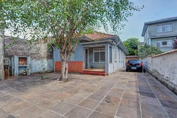 Rocca Imobiliária vende casa de 2 dormitórios com terreno de 990m² no Centro  de Canoas - 