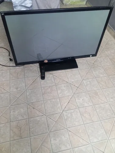 Tv toda original nunca aberta. Com controle original