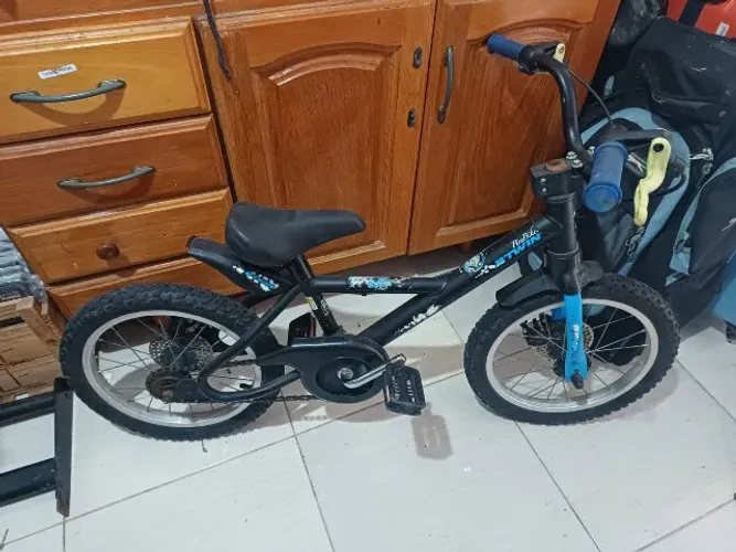 Bicicleta infantil BTWin modelo Jack Pirabike com freio Stop Easy