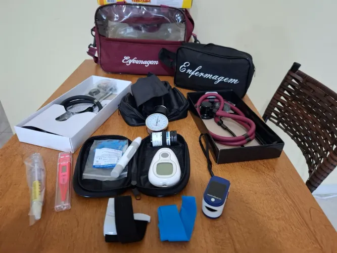 Kit Enfermagem NOVO completo, com 2 estetoscópio 1 na cor preta e outro na cor marsalla