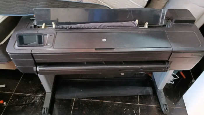 PLOTTER HP DESIGNJET T730 (NO ESTADO)