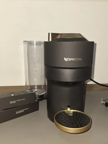 Máquina de Café Nespresso Vertuo Pop+ Preto e Dourada