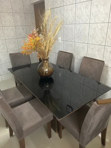 Mesa de Jantar 6 Lugares com Vidro Preto + 6 Cadeiras - Conservada