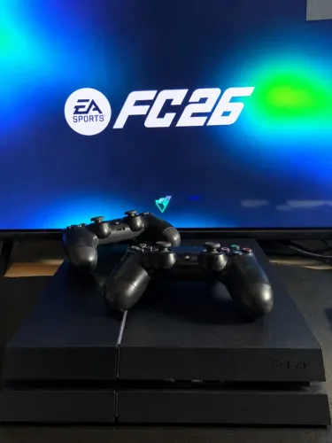PS4 COM 2 CONTROLE + FIFA 26