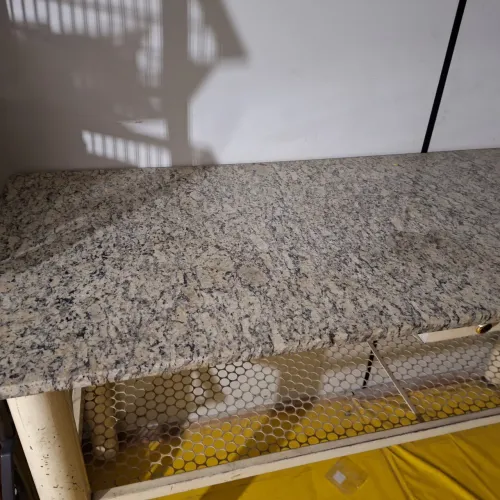 3unid R$699 cada Balcão de ferro com tampao de mármore cada