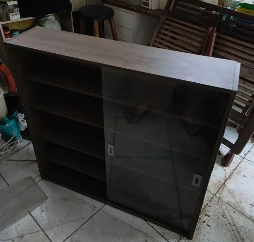 Cristaleira / Estante com porta de vidro