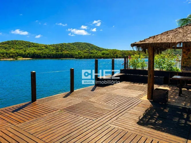 Casa de Alto Padrão na Ilha do Anjo com Deck Privativo para Lanchas de Grande Porte