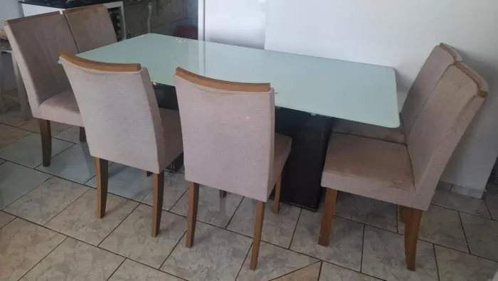 Vendo mesa de vidro com 6 cadeiras interessados chamar no WhatsApp (87)9 *
