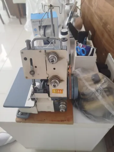 Máquina overloque doméstica