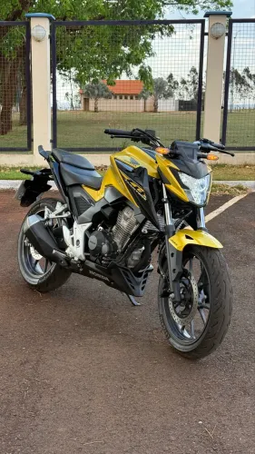 CB300f Twister ABS 2023 Dourada