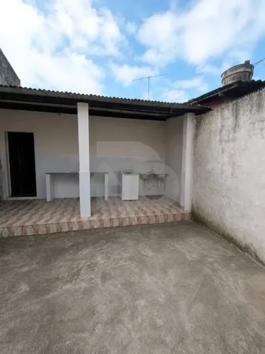 Casa no Santa Maria com 2 Quartos e Quintal Murado Venda à Vista