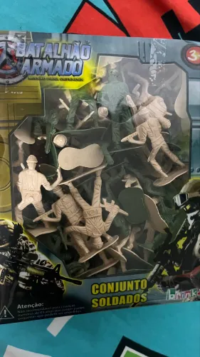 Caixa de mini soldadinhos em plástico!