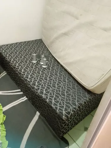 Vendo cama com colchão e quarta roupa tudo 300 usado.paraju domingos Martins esp santo 27
