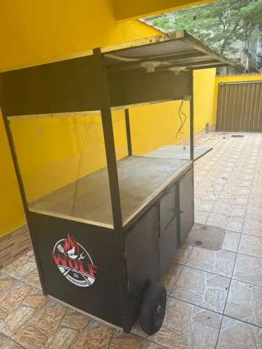 Carrinho de churrasco, cachorro quente, comidas e bebidas 