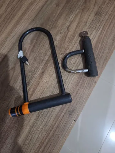 Duas travas para bicicleta ou moto