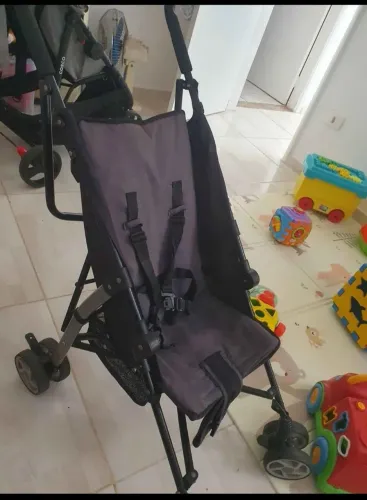 Vendo Carrinho de bebê guarda chuva