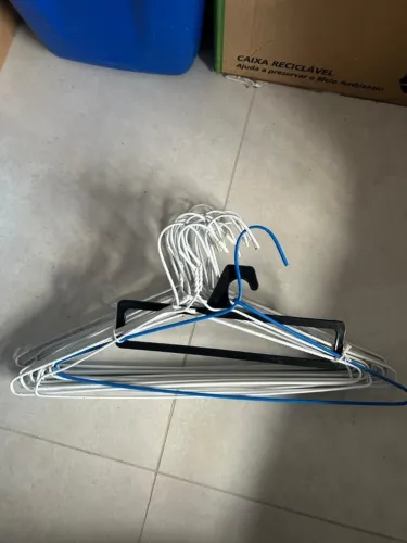 Kit 22 cabides aramados revestidos de plástico branco