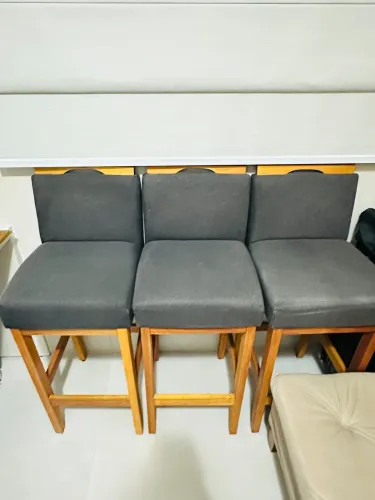 Vende-se kit com 4 banquetas estofadas em linho preto