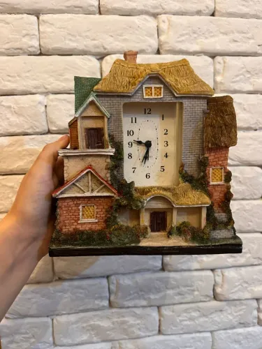 Relógio de Mesa em Resina Inflada Formato Casinha Cottage - 20 cm
