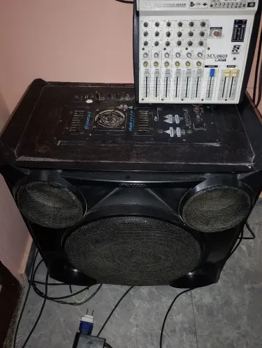 Vendo uma caixa de amplificada e uma messa de som 6 canais.messa completa ,pega blutuf ,