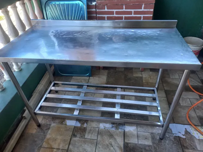 Mesa de inox 1,30x60 altura 080