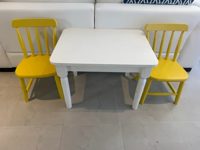 Mesa e cadeiras infantil