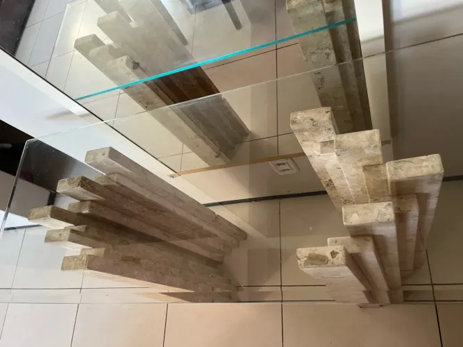 Aparador Elegante com Colunas de Mármore e Tampo de Vidro