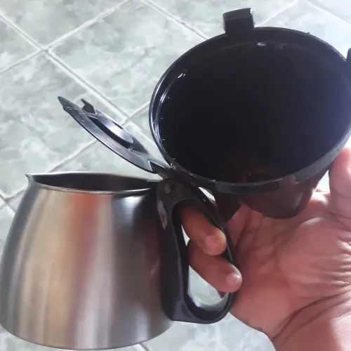 VENDO , UMA JARRA INOX, PARA CAFETEIRA ELÉTRICA BRITÂNIA, E UMA BASE PARA CUADOR .