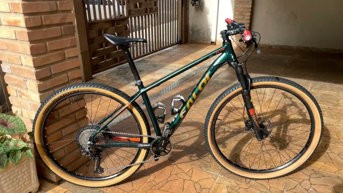 Bike MTB Caloi Elite Aro 29 Deore 12v RockShox Revisada