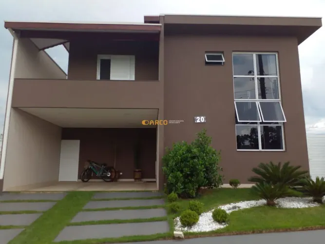 Casa de Condomínio à Venda com 3 quartos, 4 banheiros, 4 vagas e 249m²