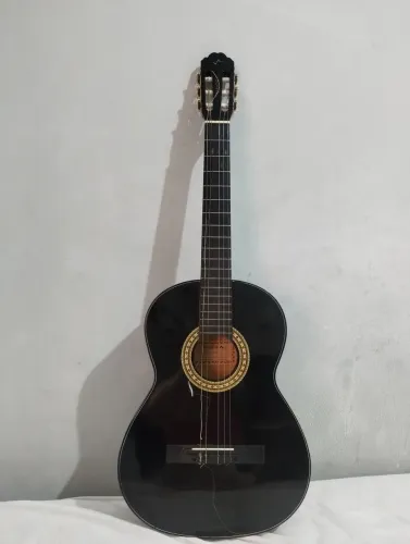 Violão Vogga e capa em courino com alça 