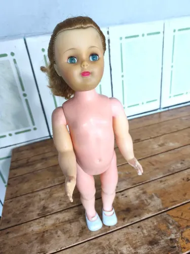 Boneca antiga Bonita