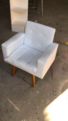 Poltrona decorativa conforto e elegância material corino branco