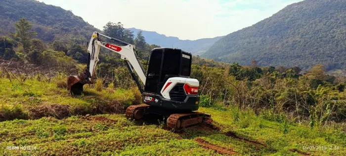 Mini escavadeira Bob Cat e50z, ano 2021, máquina seminova com 4 mil horas, com rodante.