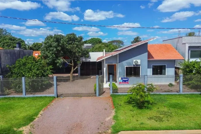 Casa com 3 Dormitórios em amplo terreno no Distrito de Bom Princípio Toledo/PR (Re/Max Te