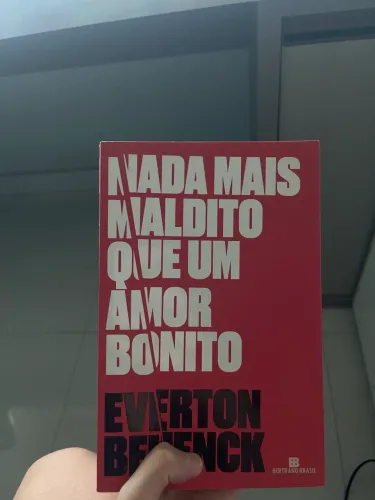 Vendo o livro "Nada Mais Maldito Que Um Amor Bonito", do autor Everton Behenck