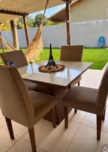 Mesa com 4 cadeiras